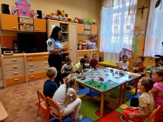 Przedszkolaki podczas spotkania ze strażniczką miejską