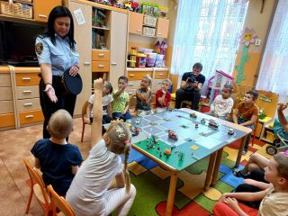 Przedszkolaki podczas spotkania ze strażniczką miejską