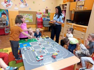 Przedszkolaki podczas spotkania ze strażniczką miejską