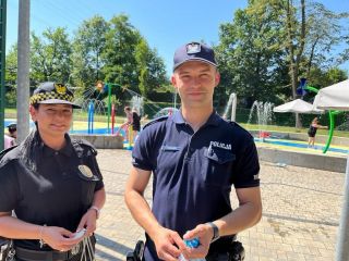 Strażniczka miejska i policjant
