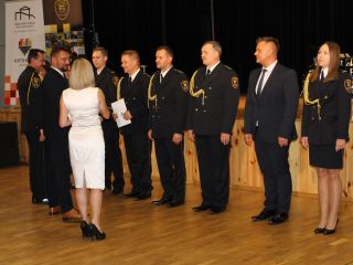 Prezydent Miasta Katowice Marcin Krupa wręcza nagrody strażnikom miejskim