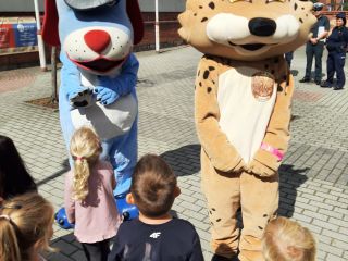 Ryś i Sznupek witają się z dziećmi