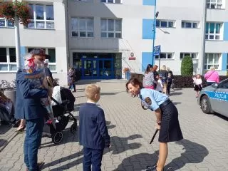 Pierwszoklasista, jego tata i strażniczka miejska