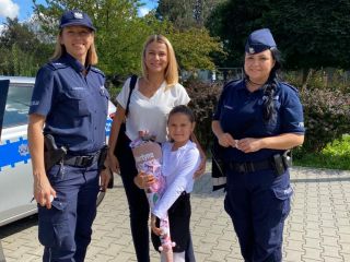 Policjantki, pierwszoklasistka i jej mama