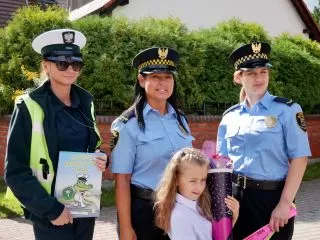 Policjantka, strażniczki miejskie i dziewczynka
