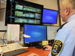 Strażnicy miejscy obsługujący system monitoringu