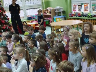 Strażniczka miejsca i grupa przedszkolaków