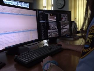 Strażniczka miejska na stanowisku obłsługi monitoringu miejskiego
