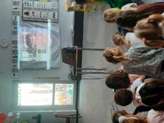 dzieci oglądające film Mój przyjaciel Rex