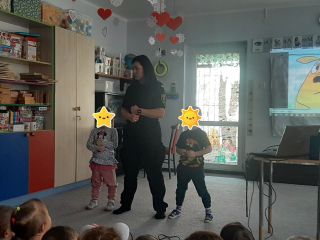 dzieci ćwiczące pozycję drzewa