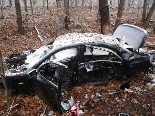 Akcja wyciągania z lasu porzuconego bmw