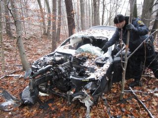 Akcja wyciągania z lasu porzuconego bmw