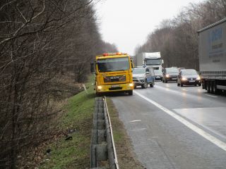 Akcja wyciągania z lasu porzuconego bmw