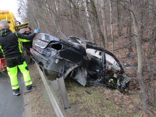 Akcja wyciągania z lasu porzuconego bmw