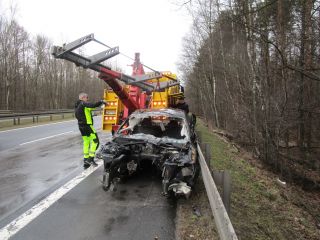 Akcja wyciągania z lasu porzuconego bmw