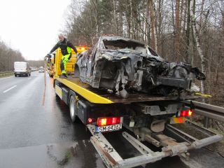Akcja wyciągania z lasu porzuconego bmw