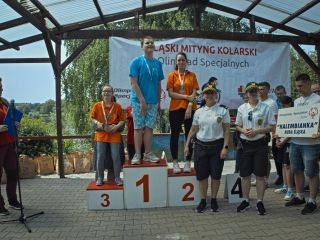 Strażniczki miejskie i uczestnicy mitingu kolarskiego