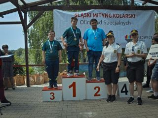 Strażniczki miejskie i uczestnicy mitingu kolarskiego