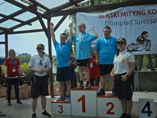 Strażniczki miejskie i uczestnicy mitingu kolarskiego