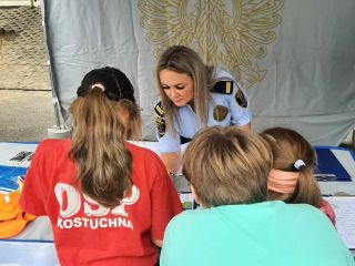 Strażnicy miejscy i inne służby na  pikniku 