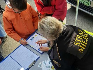 Strażnicy miejscy i inne służby na  pikniku 