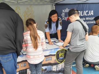 Strażnicy miejscy i inne służby na  pikniku 