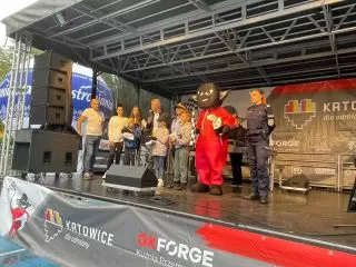 Strażnicy miejscy i inne służby na  pikniku 