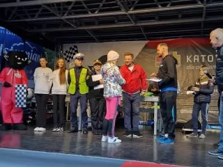 Strażnicy miejscy i inne służby na  pikniku 