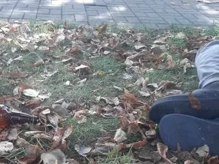 Leżący na trawie mężczyzna, któremu strażnicy miejscy udzielili pomocy