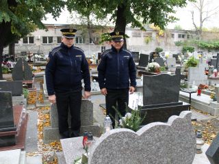 Strażnicy miejscy stoją przed grobem