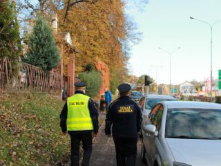 Strażnicy podczas patrolowania rejonu cmentarza