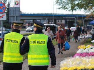 Strażnicy miejscy podczas patrolowania rejonu cmentarza