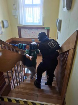Strażniczka miejska podczas warsztatów szkoleniowych