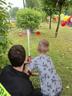 Spotkanie przedszkolaków ze strażniczkami miejskimi i strażakami