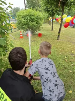 Spotkanie przedszkolaków ze strażniczkami miejskimi i strażakami