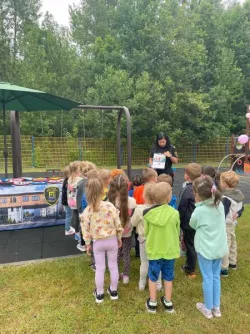 Spotkanie przedszkolaków ze strażniczkami miejskimi i strażakami