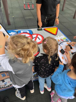 Spotkanie przedszkolaków ze strażniczkami miejskimi i strażakami