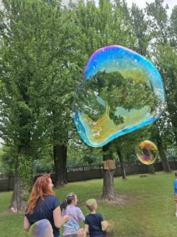 Spotkanie przedszkolaków ze strażniczkami miejskimi i strażakami
