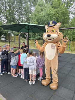 Spotkanie przedszkolaków ze strażniczkami miejskimi i strażakami