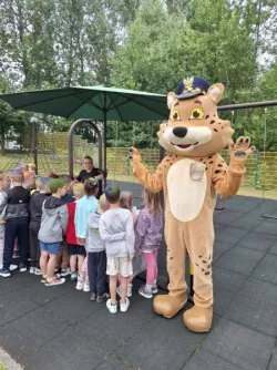 Spotkanie przedszkolaków ze strażniczkami miejskimi i strażakami