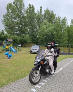 Spotkanie przedszkolaków ze strażniczkami miejskimi i strażakami