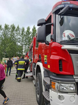 Spotkanie przedszkolaków ze strażniczkami miejskimi i strażakami