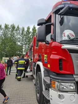 Spotkanie przedszkolaków ze strażniczkami miejskimi i strażakami