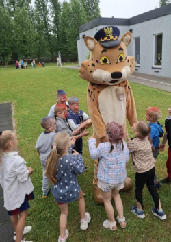 Spotkanie przedszkolaków ze strażniczkami miejskimi i strażakami