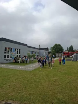 Spotkanie przedszkolaków ze strażniczkami miejskimi i strażakami