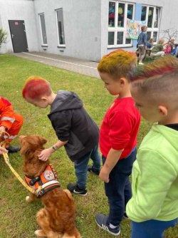Spotkanie przedszkolaków ze strażniczkami miejskimi i strażakami