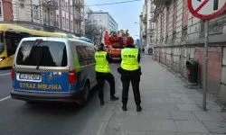 Strażnicy miejscy w czasie akcji po zawaleniu się stropu budynku przy ulicy Chopina (2)