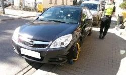 Patrol straży miejskiej, pojazd z założoną blokadą (2)