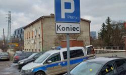 Patrol straży miejskiej, pojazd z założoną blokadą (3)