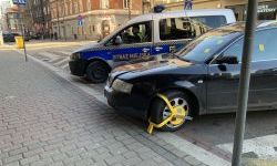 Patrol straży miejskiej, pojazd z założoną blokadą (6)